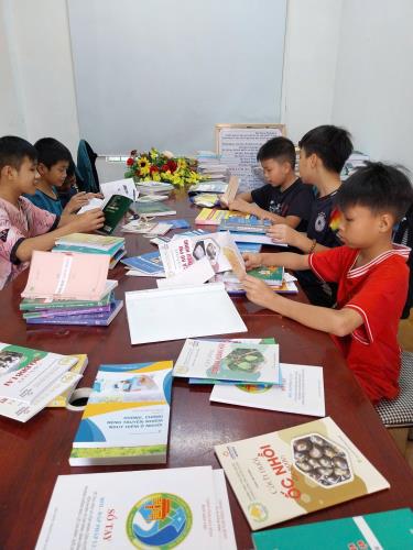 Học sinh đến đọc sách, báo tại TTHTCĐ