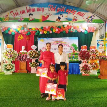 Chi hội Khuyến học trao quà cho cô và trò trường mầm non nhân dịp khai giảng năm học