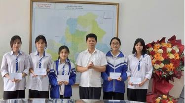 Trường THPT Lạc Sơn trao học bổng XP cho các em học sinh