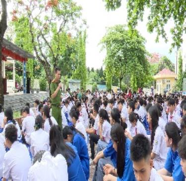 Ảnh tuyên truyền về: tác hại của thuốc lá điện tử tại trường TH&THCS Bãi Lạng