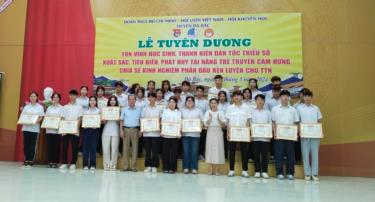 Bà Bàn Kim Quy, Phó Chủ tịch UBND huyện và Ông Phạm Quốc Vinh, Chủ tịch Hội khuyến học huyện tặng giấy khen và trao vòng nguyệt quế cho các em học sinh