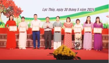 Đ/c Bùi Trung Kiên -TUV- Bí thư huyện ủy- Chủ tịch Hội đồng nhân dân huyện trao thưởng cho giáo viên đạt giải nhất cuộc thi tỉnh