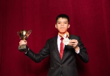 Ảnh: Em Nguyễn Duy Phong với tấm huy chương vàng quốc tế MOSWC( Ảnh tư liệu )     
                          
