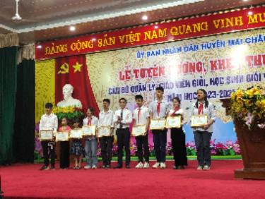 Ảnh: Ông Hà Công Nghị, Phó Bí thư Thường trực, Chủ tịch HĐND huyện trao Giấy khen cho các em học sinh giỏi đạt giải cao trong các kỳ thi năm học 2023-2024