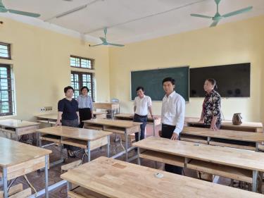 Ảnh: Đoàn thẩm định phòng máy tính tại Trường THPT Trung Nghĩa