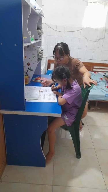 Ảnh: học sinh ôn bài củng cố kiến thức trong dịp nghỉ hè