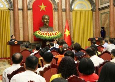 GS.TS Nguyễn Thị Doan - nguyên Phó Chủ tịch nước, Chủ tịch Hội Khuyến học Việt Nam báo cáo tại buổi gặp mặt.