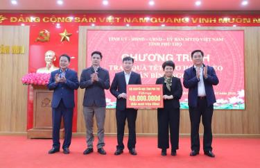 Đồng chí Trần Duy Đông - Chủ tịch UBND tỉnh và lãnh đạo Hội Khuyến học tỉnh tặng quà cho Quỹ Khuyến học xã Tân Mai nhân dịp Tết Bính Ngọ 2026.