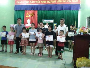 Ảnh: Chi hội Khuyến học thôn Đồng Bầu tặng quà cho các cháu học sinh đạt thành tích xuất sắc trong học tập