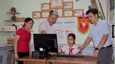 Ảnh: Lãnh đạo huyện Lương Sơn thăm và tặng bộ máy vi tính cho em Hoàng Thiên Hương