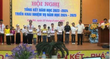 Ảnh: Các em học sinh đạt thành tích cao được tặng thưởng tại hội nghị