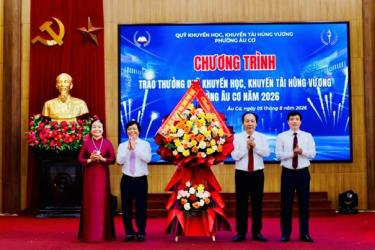 Lãnh đạo Sở Giáo dục & Đào tạo và Lãnh đạo Hội Khuyến học tỉnh
tặng hoa chúc mừng Hội nghị
