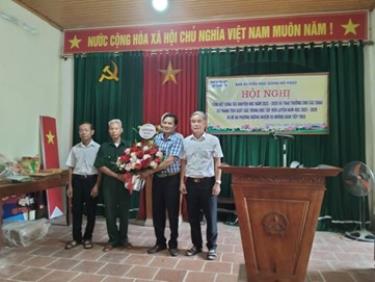 Hội khuyến học xã Thái Hòa tặng hoa chúc mừng dòng họ Ngụy