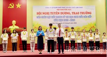 Các đồng chí lãnh đạo Công ty CP Supe Phốt phát và Hóa chất Lâm Thao, Công đoàn Công nghiệp Hóa chất Việt Nam trao thưởng cho các học sinh giỏi các cấp.