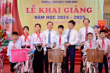 Ảnh:  Các đc Phó Thủ tướng Lê Thành Long, đại diện Bộ GD&ĐT, Bí thư Tỉnh ủy tỉnh Hòa Bình tặng quà và học bổng cho học sinh trường TH&THCS Tuân Đạo huyện Lạc Sơn nhân dịp Khai giảng năm học 2024-2025.