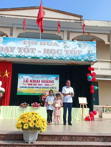 Ảnh: Ông Quách Hương Lam, UV BTV - Trưởng ban Tuyên giáo huyện tặng học bổng cho học sinh trường TH&THCS xã Đoàn Kết


