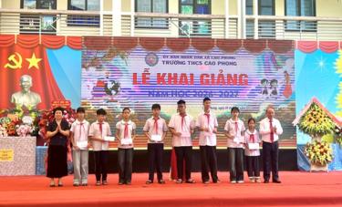 Ông Bùi Đức Hinh - Phó Bí thư Tỉnh ủy, Chủ tịch HĐND tỉnh và Bà Nguyễn Thị Oanh - Ủy viên BCH Trung ương Hội, Chủ tịch Hội Khuyến học tỉnh trao quà cho học sinh Trường THCS Cao Phong