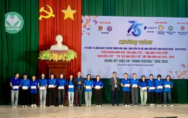 Ảnh: Hội Khuyến học tỉnh tặng học bổng cho 20 sinh viên có hoàn cảnh khó khăn, vươn lên trong học tập.