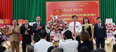 Ảnh: Đồng chí Bùi Văn Dương, UVBTVHU, Phó Chủ tịch UBND huyện tặng hoa chúc mừng Đại hội đại biểu Hội Khuyến học huyện Lạc Sơn, nhiệm kỳ 2022-2027