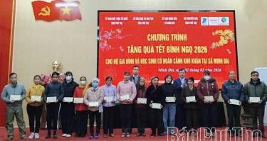 Đồng chí Giám đốc Sở Giáo dục và Đào tạo Trịnh Thế Truyền và lãnh đạo xã Minh Đài tặng quà Tết cho hộ nghèo.