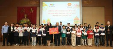 Lãnh đạo Hội Khuyến học tỉnh trao quà Tết tại xã Tam Đảo