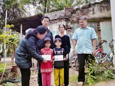 Dòng họ Lê xã Tam Đảo trao quà hỗ trợ cho học sinh có hoàn cảnh khó khăn đạt thành tích tốt trong học tập năm học 2025-2026