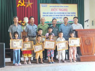 Ảnh: Ban Khuyến học dòng họ Ngụy tổ chức Hội nghị Tổng kết công tác khuyến học và trao thưởng cho các cháu có thành tích tốt trong học tập năm 2024-2025