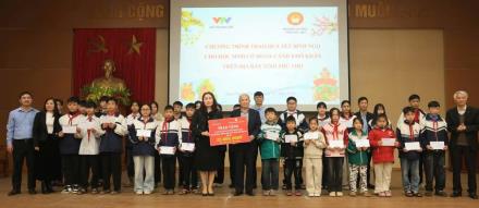 Lãnh đạo Hội Khuyến học tỉnh trao quà Tết tại xã Tam Đảo