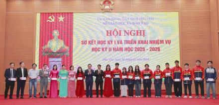 Phó Chủ tịch UBND tỉnh Nguyễn Khắc Hiếu và lãnh đạo Sở GD&ĐT khen thưởng các giáo viên bồi dưỡng và học sinh đạt giải Nhất tại kỳ thi chọn học sinh giỏi quốc gia, năm học 2025 – 2026.