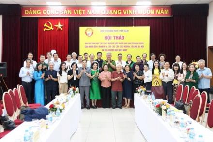 Các đại biểu chụp ảnh lưu niệm tại Hội thảo