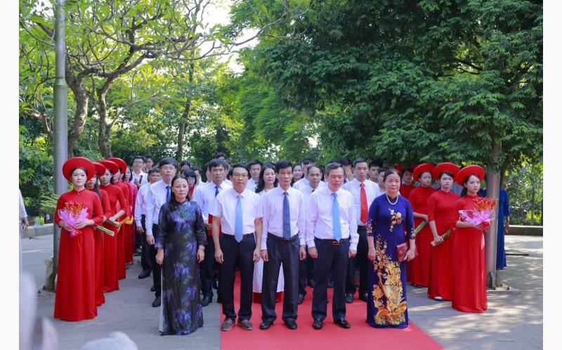 Lãnh đạo Sở Giáo dục và Đào tạo, Hội Khuyến học tỉnh cùng đại diện giáo viên, học sinh có thành tích xuất sắc dự dâng hương