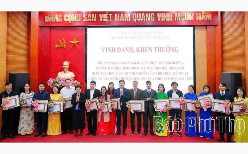 Lãnh đạo Sở Giáo dục và Đào tạo, Hội Khuyến học tỉnh, Ngân hàng Lộc Phát trao quà tặng các giáo viên trực tiếp tham gia bồi dưỡng, hướng dẫn học sinh.
