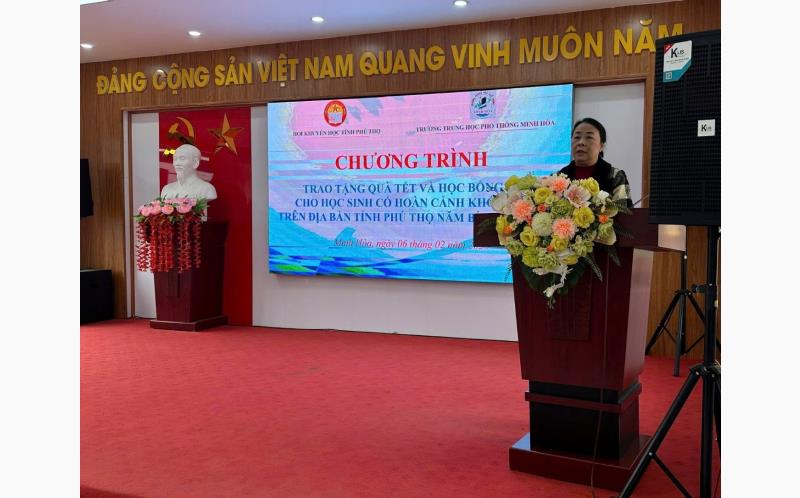 Bà Nguyễn Thị Thành Chung, Phó Chủ tịch Hội Khuyến học tỉnh Phú Thọ
phát biểu tại chương trình tặng quà tết.