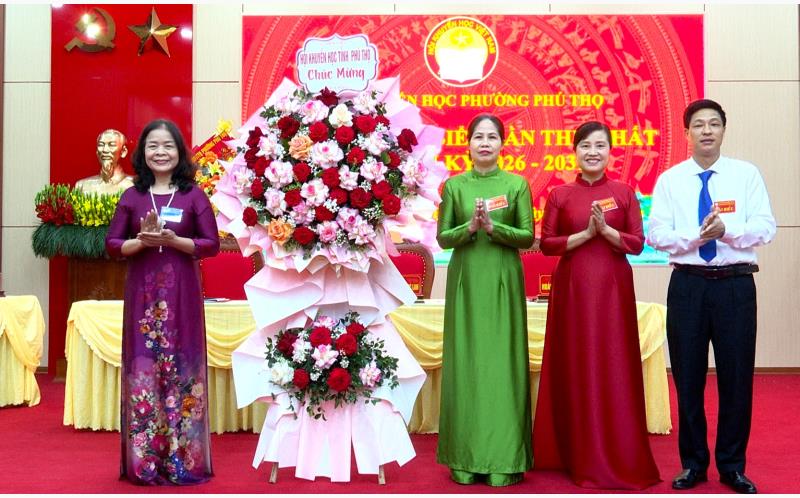 Lãnh đạo Hội Khuyến học tỉnh tặng hoa chúc mừng Đại hội