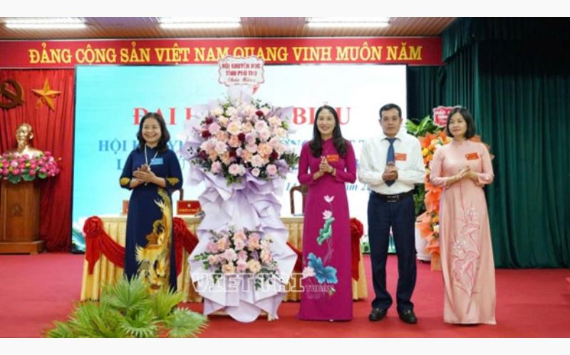 Đồng chí Đỗ Thị Thu Hồng, Phó Chủ tịch HKH tỉnh tặng hoa chúc mừng đại hội