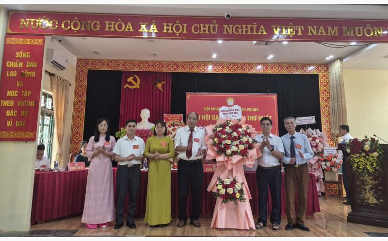 Đồng chí Đinh Văn Ổn, Phó Chủ tịch HKH tỉnh tặng hoa chúc mừng đại hội