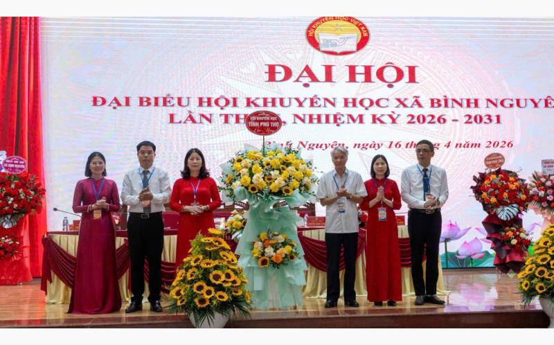 Đồng chí Trần Văn Thúy, Phó chủ tịch Hội khuyến học tỉnh tặng hoa chúc mừng đại hội