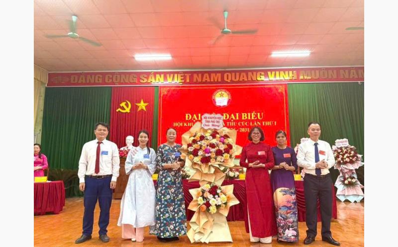 Nhà giáo ưu tú Nguyễn Thị Thành Chung, Phó Chủ tịch Hội Khuyến học tỉnh tặng hoa chúc mừng đại hội