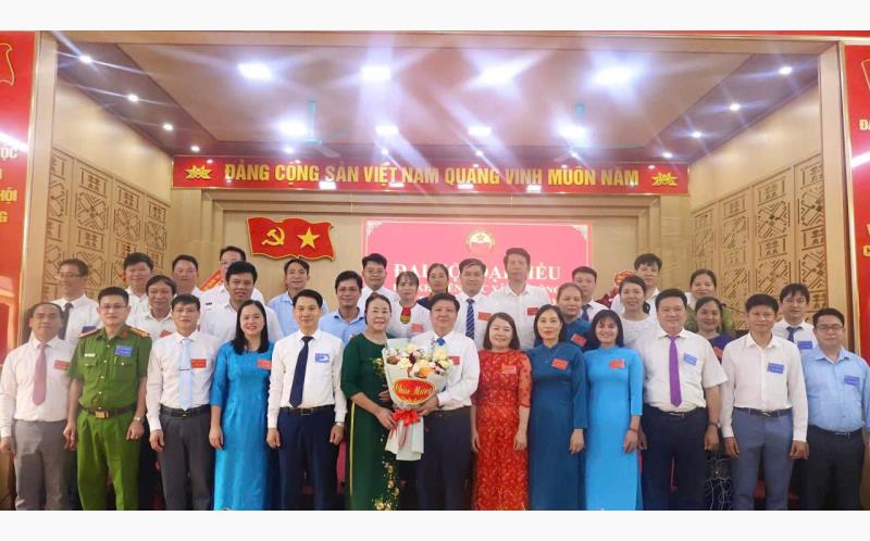 Lãnh đạo HKH tỉnh tặng hoa chúc mừng Đại hội