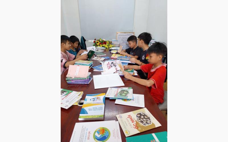 Học sinh đến đọc sách, báo tại TTHTCĐ