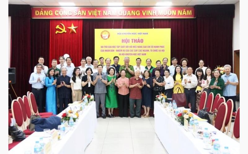 Các đại biểu chụp ảnh lưu niệm tại Hội thảo