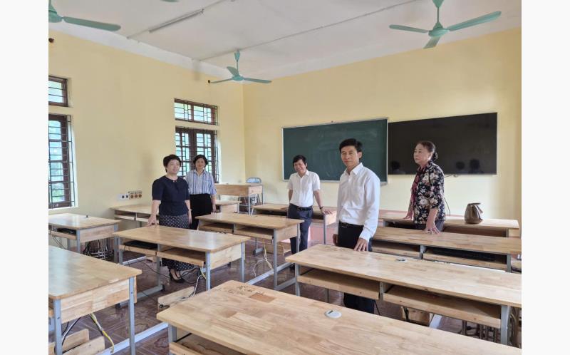 Ảnh: Đoàn thẩm định phòng máy tính tại Trường THPT Trung Nghĩa