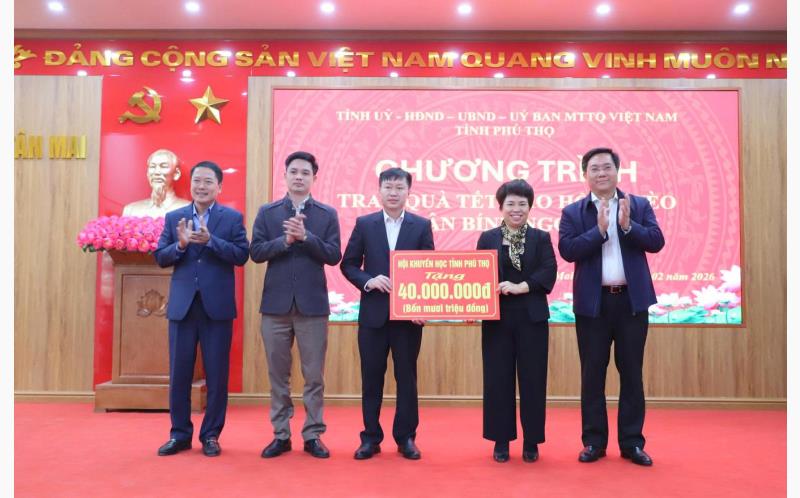 Đồng chí Trần Duy Đông - Chủ tịch UBND tỉnh và lãnh đạo Hội Khuyến học tỉnh tặng quà cho Quỹ Khuyến học xã Tân Mai nhân dịp Tết Bính Ngọ 2026.