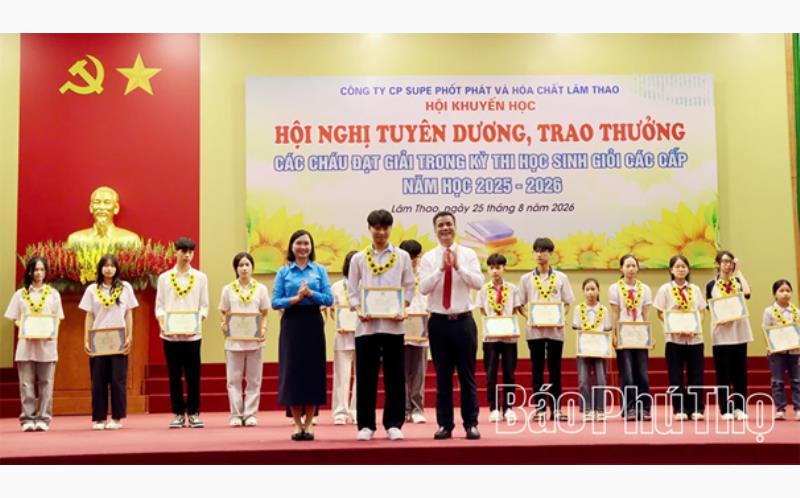 Các đồng chí lãnh đạo Công ty CP Supe Phốt phát và Hóa chất Lâm Thao, Công đoàn Công nghiệp Hóa chất Việt Nam trao thưởng cho các học sinh giỏi các cấp.
