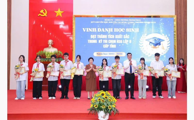 Bà Nguyễn Thị Oanh - UVTW Hội Khuyến học Việt Nam, chủ tịch Hội Khuyến học tỉnh trao thưởng cho học sinh có thành tích xuất sắc năm học 2025-2026