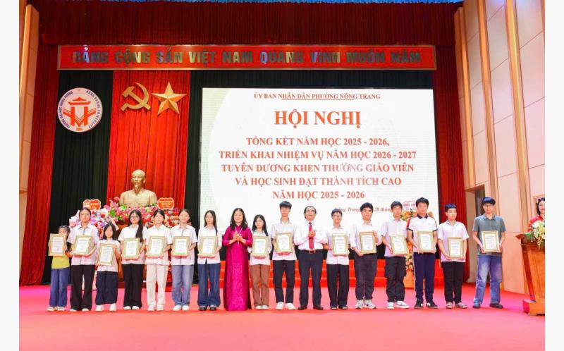 Đồng chí Đỗ Thị Thu Hồng - Phó Chủ tịch Hội Khuyến học tỉnh Phú Thọ trao thưởng cho các cháu có thành tích xuất sắc năm học 2025-2026